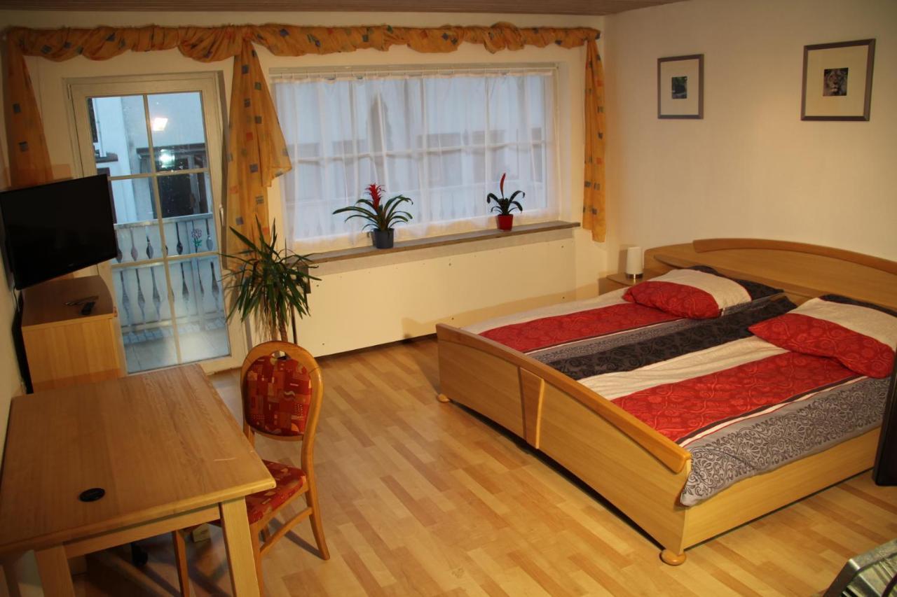 Ferienwohnung Mit 4 Schlafzimmer Fuer 2 Bis 9 Gaeste----Apartment With 4 Bedrooms For 2 To 9 Guests Нюрнберг Екстериор снимка