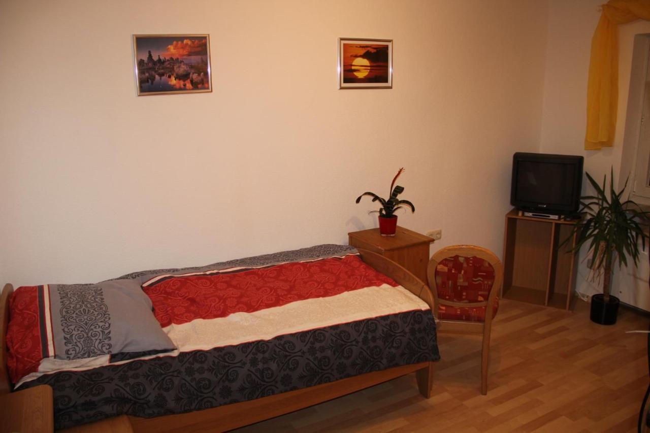 Ferienwohnung Mit 4 Schlafzimmer Fuer 2 Bis 9 Gaeste----Apartment With 4 Bedrooms For 2 To 9 Guests Нюрнберг Екстериор снимка